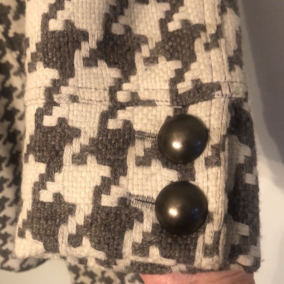 Never worn houndstooth gray/white coat, size L, 2 pockets, big buttons on cuffs - Picture 5 of 6